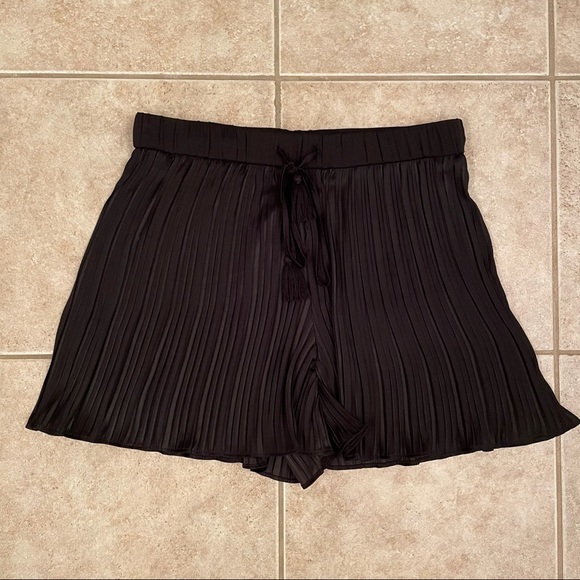 Zara High waisted pleated shorts Large - Picture 3 of 6